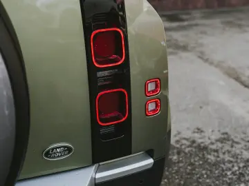 Land Rover Defender 110 D300 SE