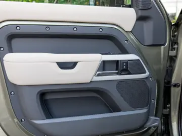 Land Rover Defender 110 D300 SE