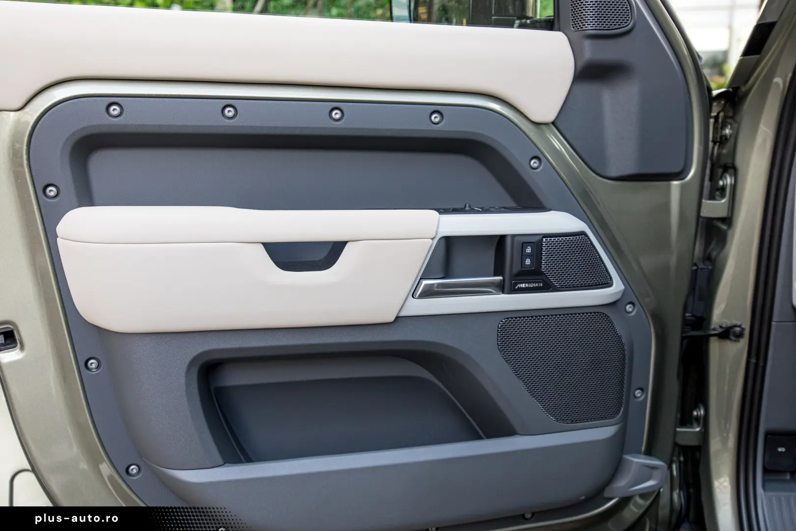 Land Rover Defender 110 D300 SE