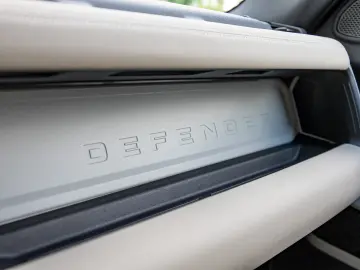 Land Rover Defender 110 D300 SE