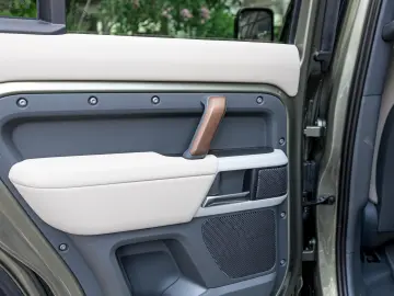 Land Rover Defender 110 D300 SE