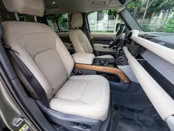 Land Rover Defender 110 D300 SE