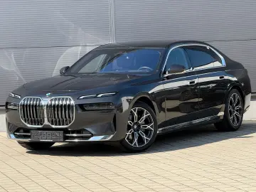 BMW 740d xDrive Lounge Seating TV Pano Sky Lounge