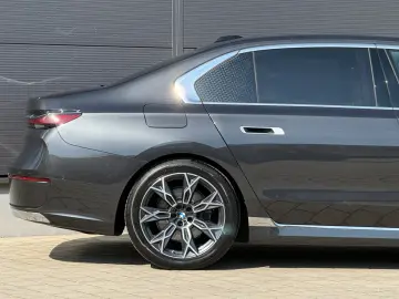 BMW 740d xDrive Lounge Seating TV Pano Sky Lounge