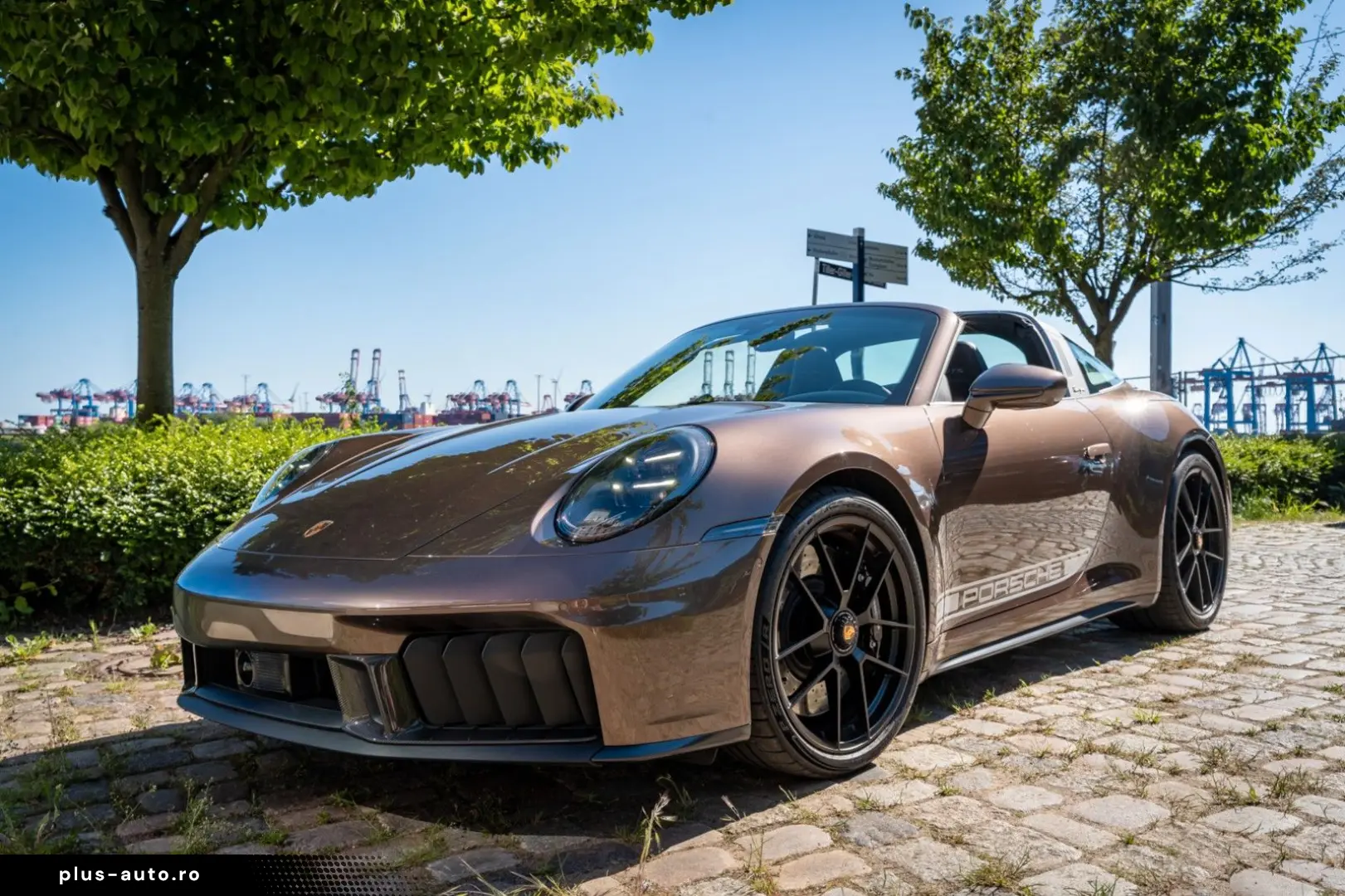 PORSCHE 992 Targa 4 GTS  PTS Lackierung  Carbonpaket