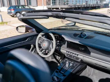 PORSCHE 992 Targa 4 GTS  PTS Lackierung  Carbonpaket
