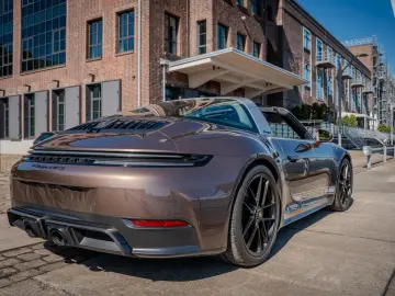 PORSCHE 992 Targa 4 GTS  PTS Lackierung  Carbonpaket