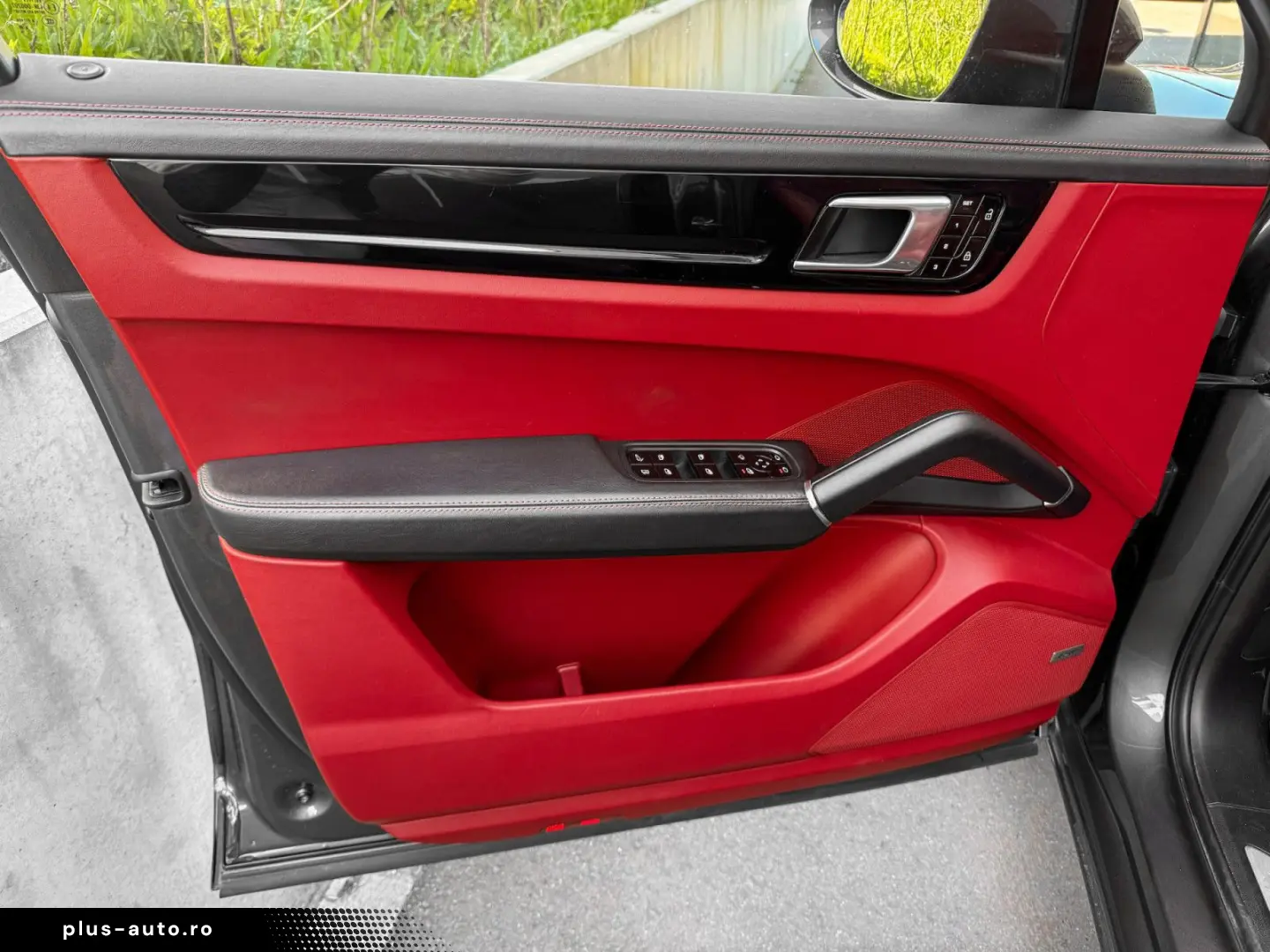 PORSCHE Cayenne Coupe E-Hybrid Panorama 22