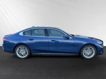 BMW 550e xDrive pano