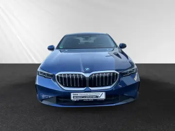 BMW 550e xDrive pano