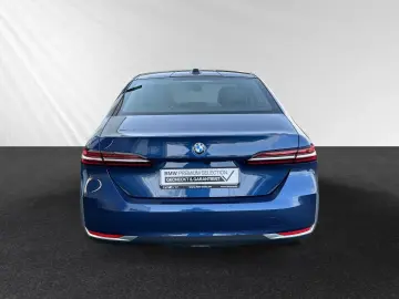 BMW 550e xDrive pano
