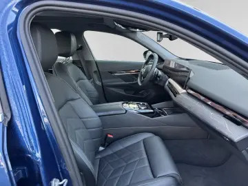 BMW 550e xDrive pano