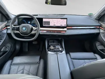 BMW 550e xDrive pano