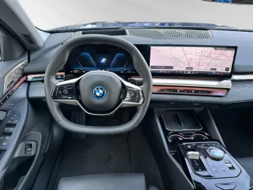 BMW 550e xDrive pano