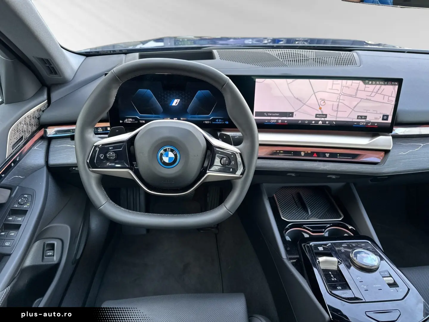 BMW 550e xDrive pano
