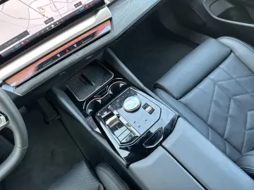 BMW 550e xDrive pano