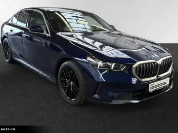 BMW 550e xDrive Limousine AHK Pano  B&W