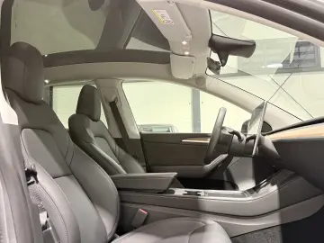 Tesla Model Y Dual Motor Performance Autopilot Avansat