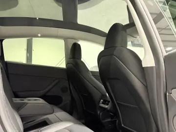 Tesla Model Y Dual Motor Performance Autopilot Avansat