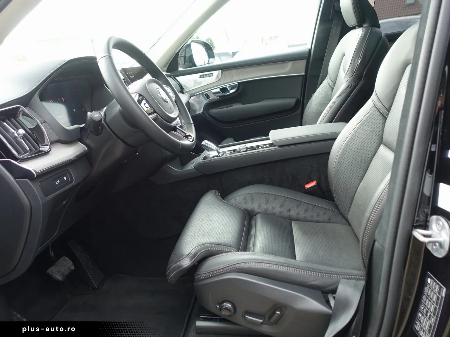 VOLVO XC90 Ultra Dark T8 Four-C AHK Massage B&W Pano