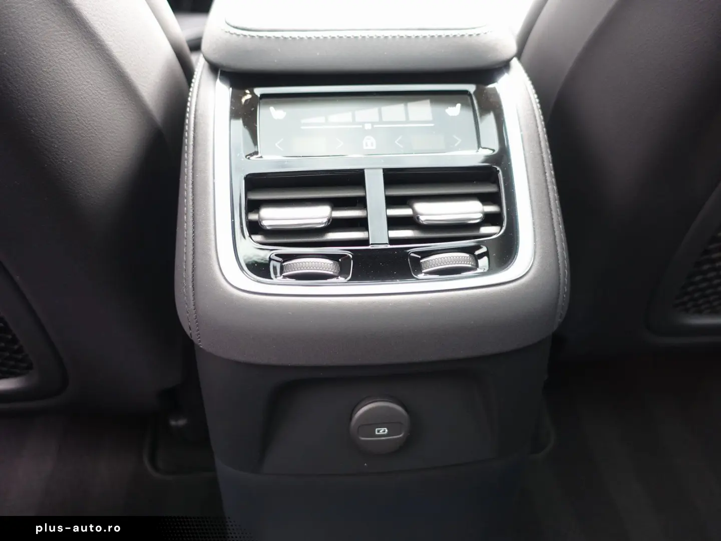 VOLVO XC90 Ultra Dark T8 Four-C AHK Massage B&W Pano