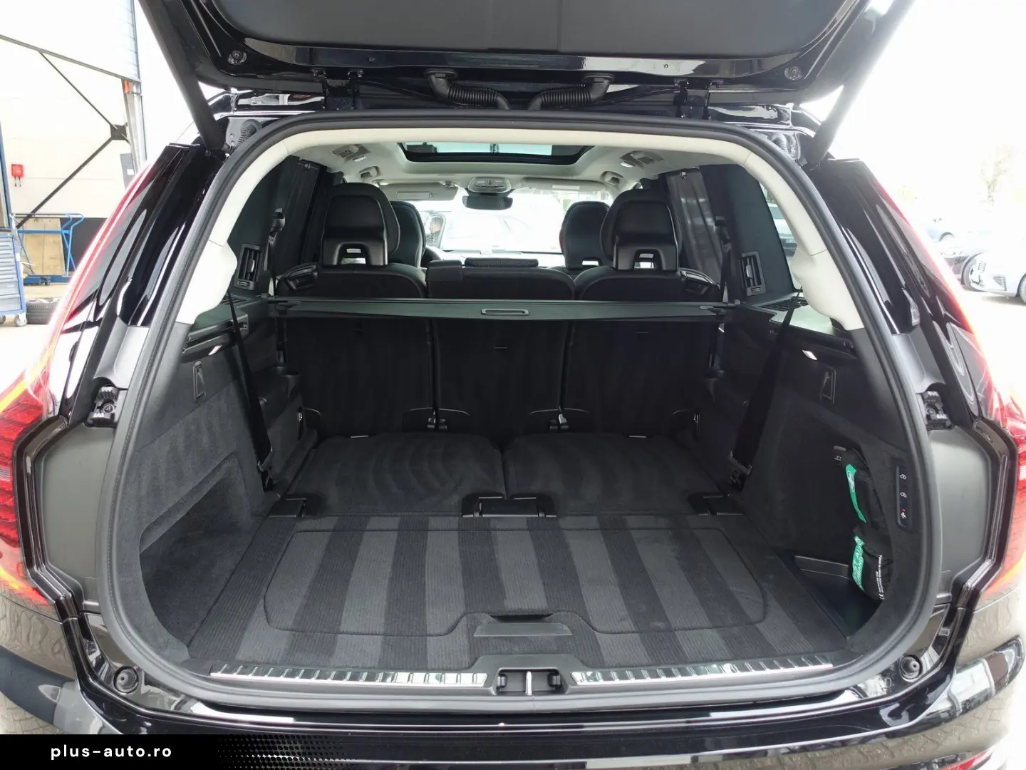 VOLVO XC90 Ultra Dark T8 Four-C AHK Massage B&W Pano