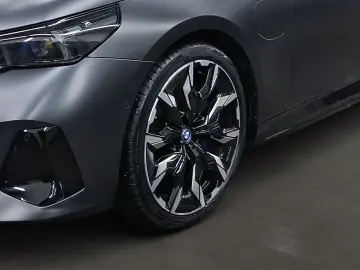 BMW 550e xDrive Limousine FrozenDeep DrivAssProf Par