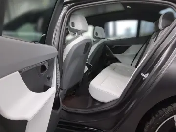 BMW 550e xDrive Limousine FrozenDeep DrivAssProf Par