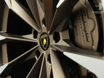 LAMBORGHINI Urus S ADAS Carbon B&O Pano Akrapovič PPF
