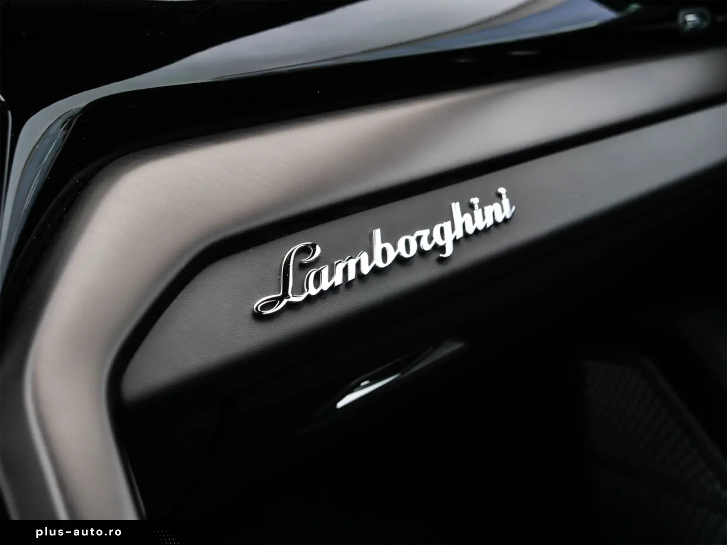 LAMBORGHINI Urus S Nero Helene  Park Assistance Package