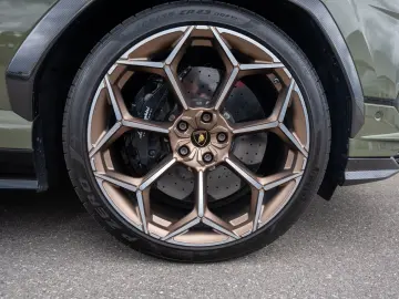 LAMBORGHINI Urus Performante