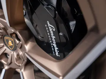 LAMBORGHINI Urus Performante