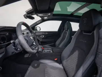 LAMBORGHINI Urus Performante