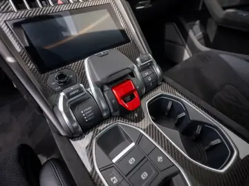 LAMBORGHINI Urus Performante