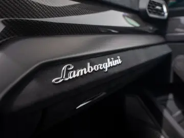 LAMBORGHINI Urus Performante