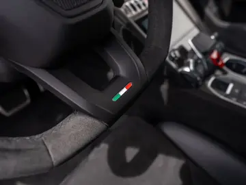 LAMBORGHINI Urus Performante