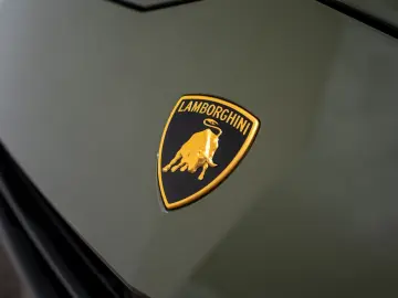 LAMBORGHINI Urus Performante