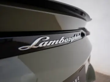 LAMBORGHINI Urus Performante