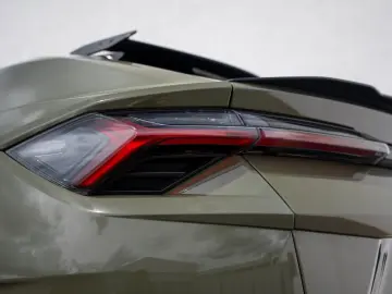 LAMBORGHINI Urus Performante