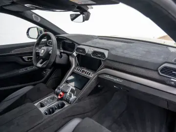 LAMBORGHINI Urus Performante