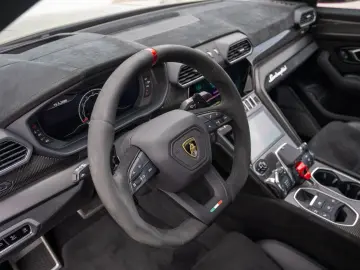 LAMBORGHINI Urus Performante