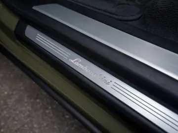 LAMBORGHINI Urus Performante