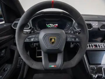 LAMBORGHINI Urus Performante