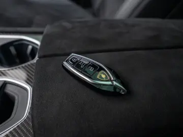 LAMBORGHINI Urus Performante