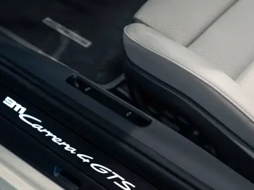 Porsche 992 911 Carrera 4 GTS Cabrio Burmester