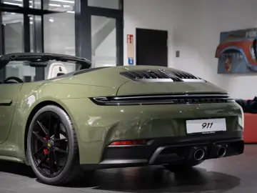 Porsche 992 911 Carrera 4 GTS Cabrio Natooliv