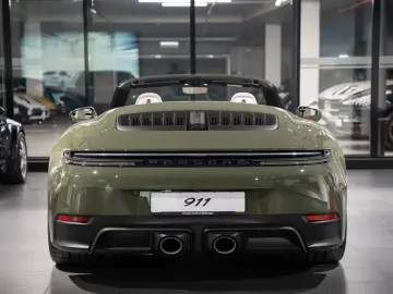 Porsche 992 911 Carrera 4 GTS Cabrio Natooliv