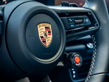 Porsche 992 911 Carrera GTS Cabrio Burmester