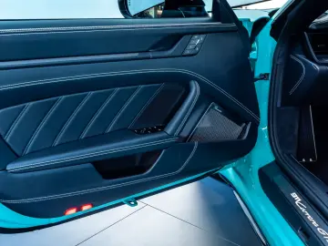 Porsche 992 911 Carrera GTS Cabrio Burmester