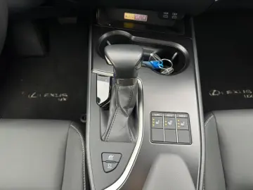 LEXUS UX 250h F-SPORT-D. 1.HD ALLW.REIF   15J-GARANTIE